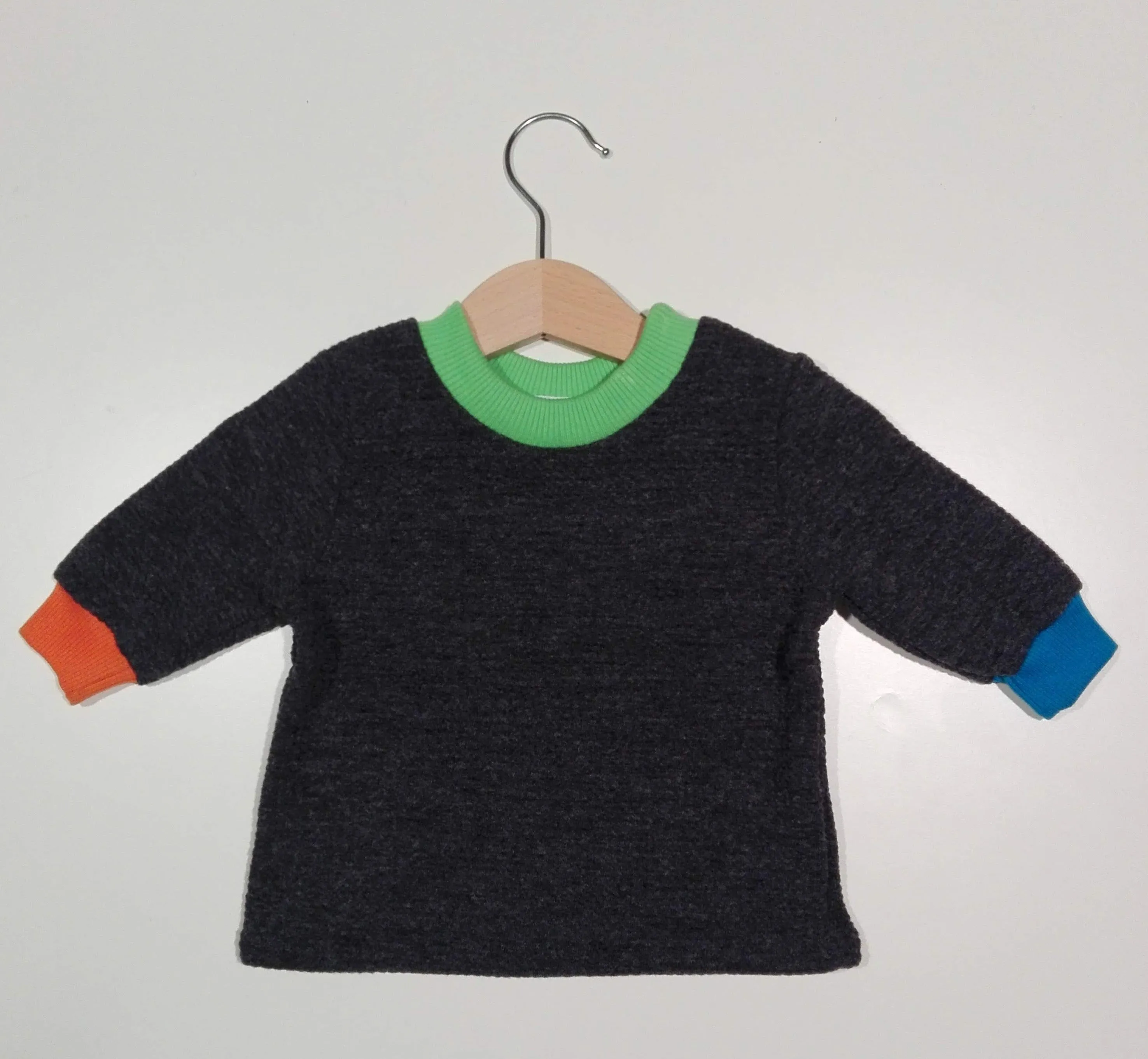 Long-sleeved sweater with colorful cuffs