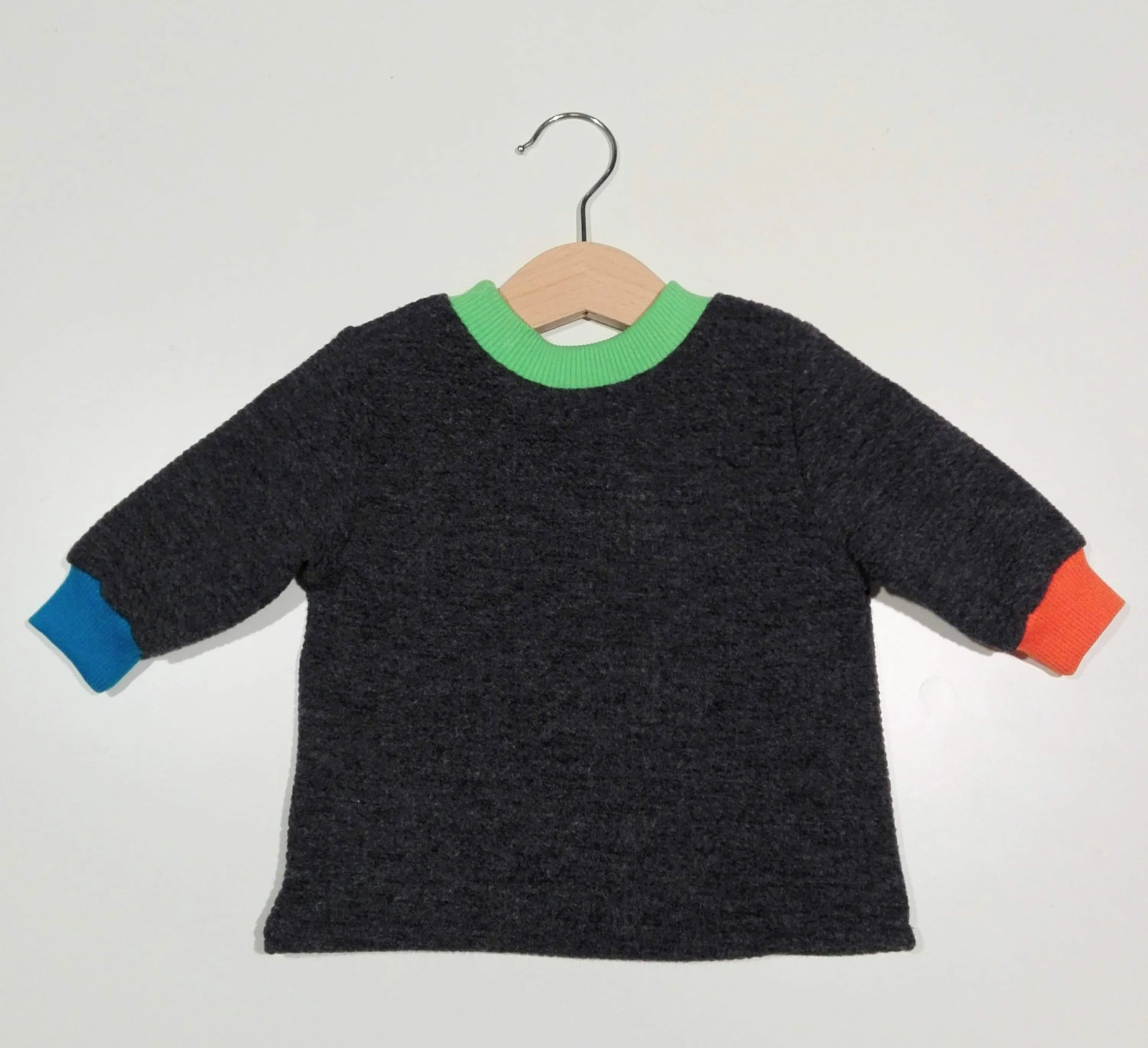 Long-sleeved sweater with colorful cuffs