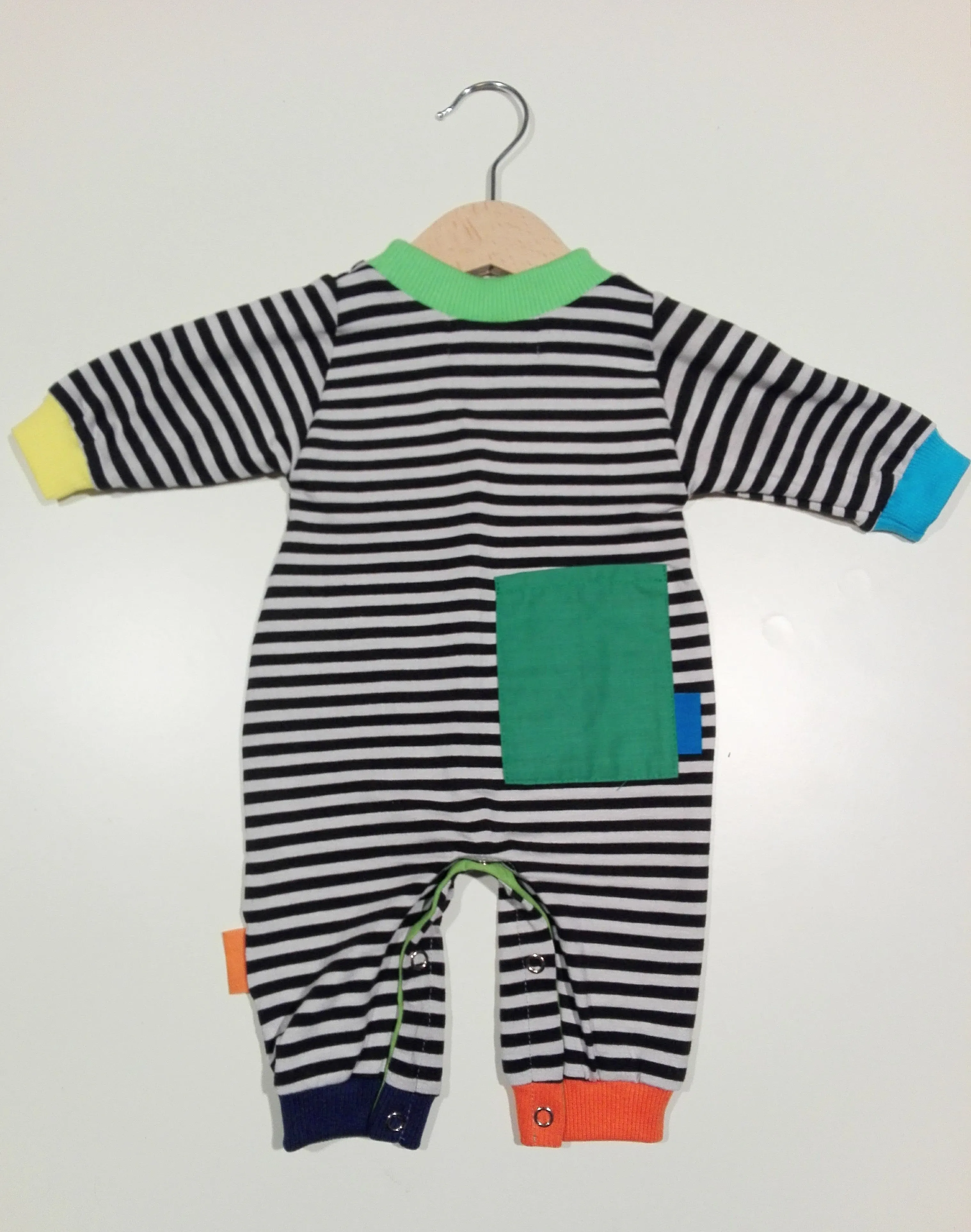 Onesie in mixed cotton with colorful cuffs