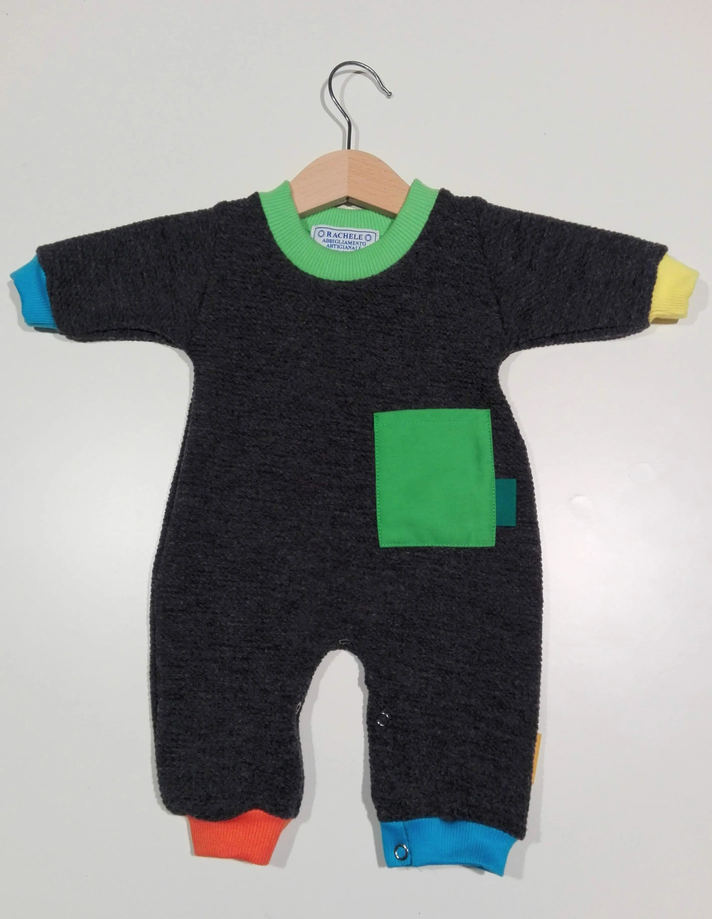 Onesie in wool with colorful cuffs