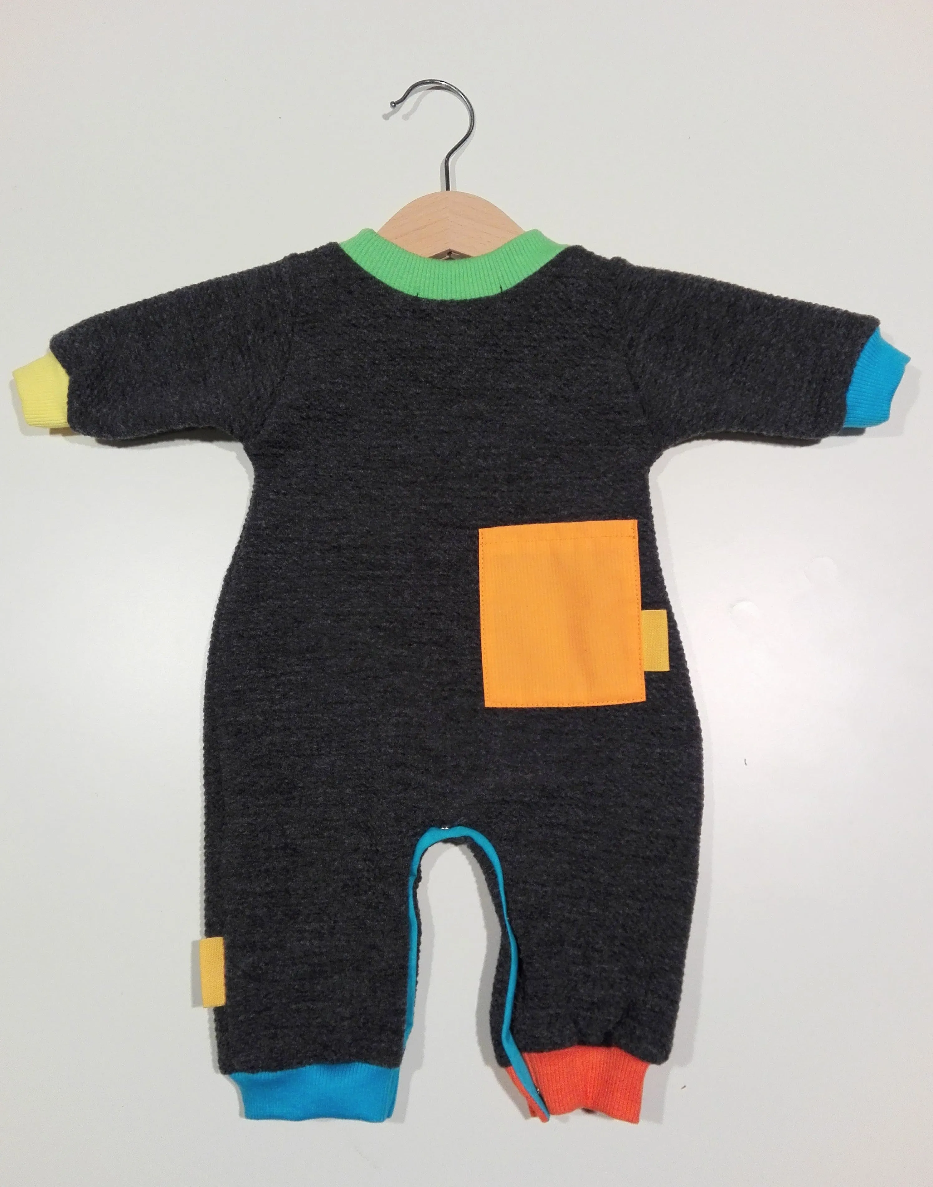 Onesie in wool with colorful cuffs